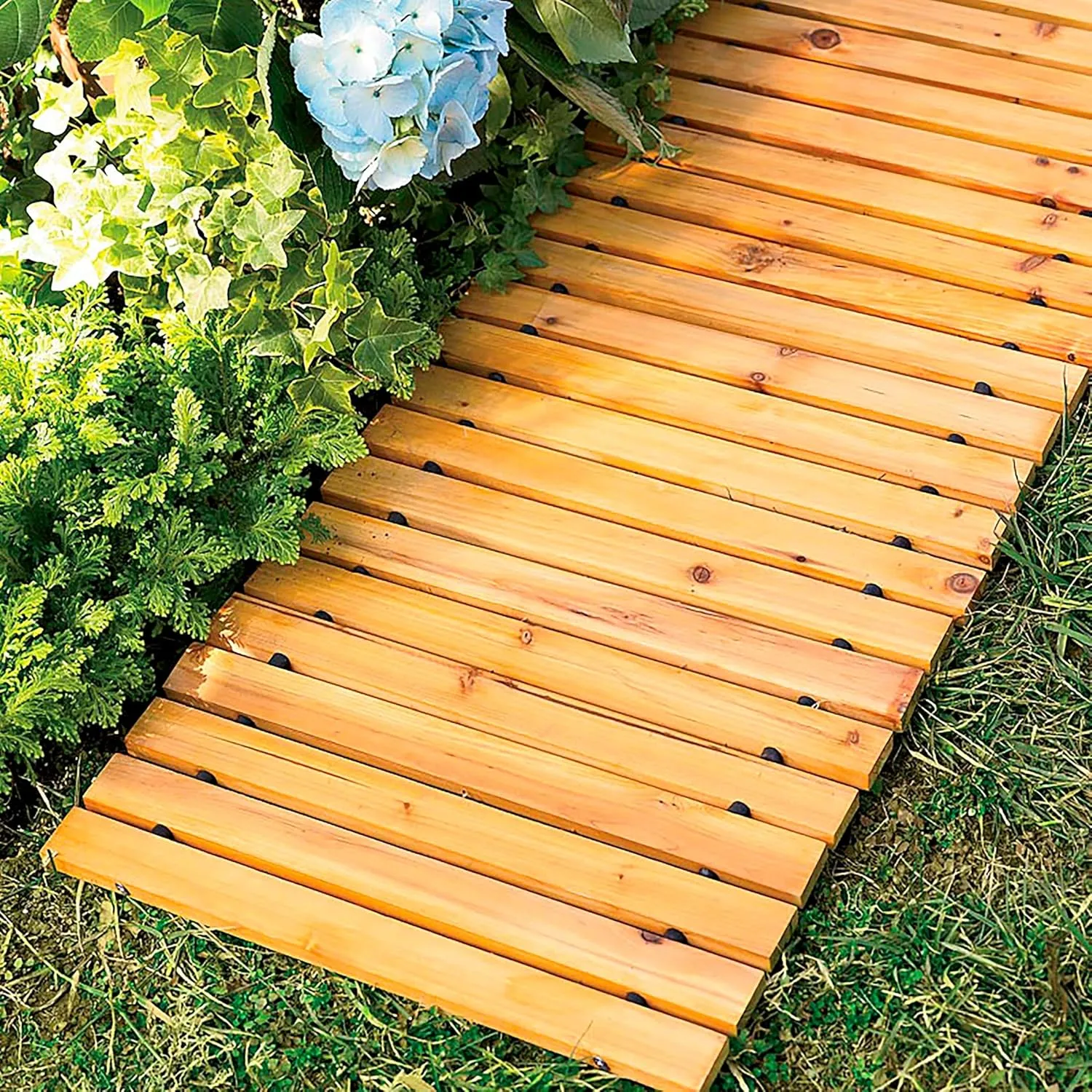 Plow & Hearth Outdoor Wooden Pathway, Natural Waterproof Weatherproof Hardwood Cedar Rollout Garden Pathway Walkway, Landscape Edging (8' L x 18" W)