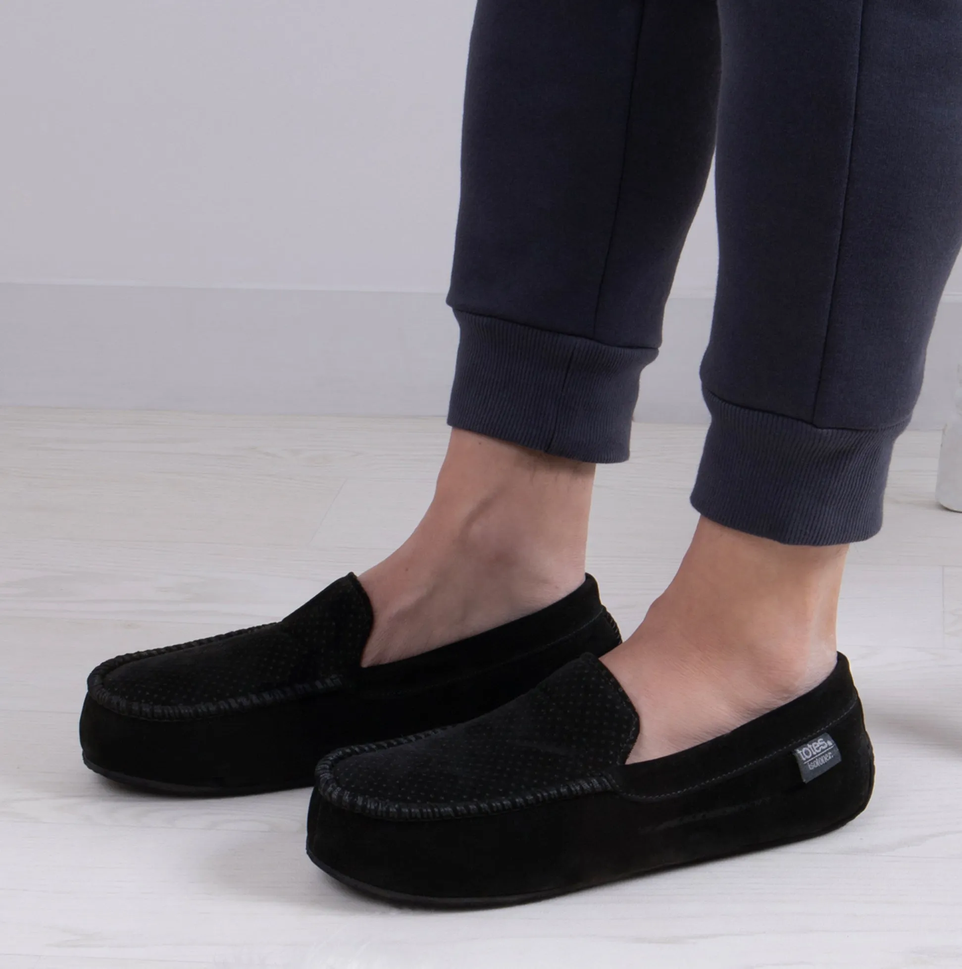 Totes Isotoner PERFORATED SUEDETTE Moccasin Slippers Mens Black